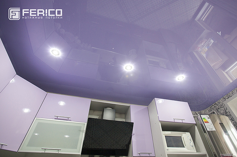 Фиолетовый глянцевый потолок в кухню