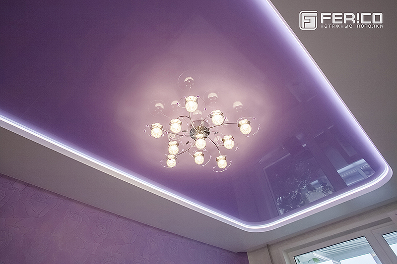 Фиолетовый глянцевый потолок в гостиной
